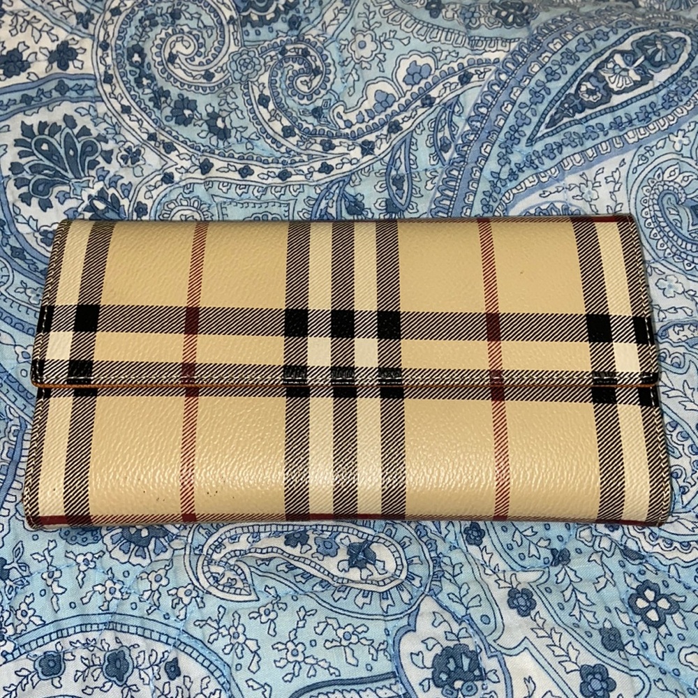 Branded inspire wallet. Brand new and great condition. Comes in multiple pockets